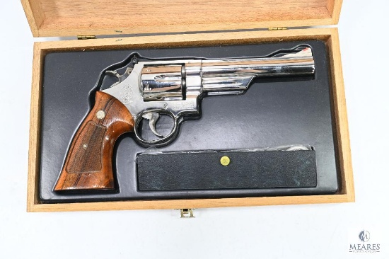 (6380) S&W Model 57 DA .41 Mag. Nickel Revolver in Presentation Case