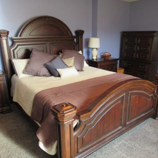 6 Piece King size bedroom set. Set includes king size bed, with mattress, two night stands, 2