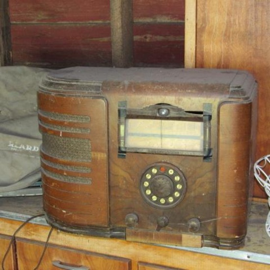 Antique radio. Condition unknown.