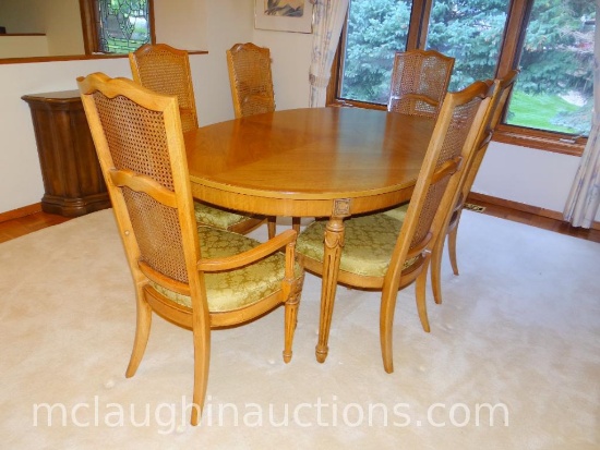 THOMASVILLE DINING ROOM TABLE AND CHAIRS.