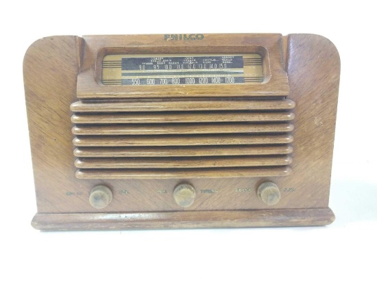 Philips tabletop shortwave AM radio. Beautiful old radio that looks to be in great condition. When