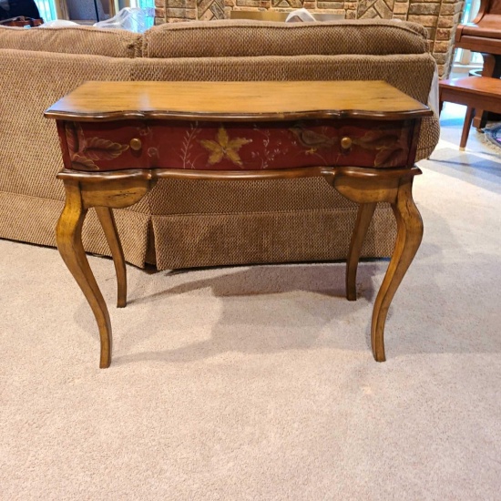 Sidewall hall table in excellent condition. Measures approximately 35 in wide, 15 in deep, and 29 in