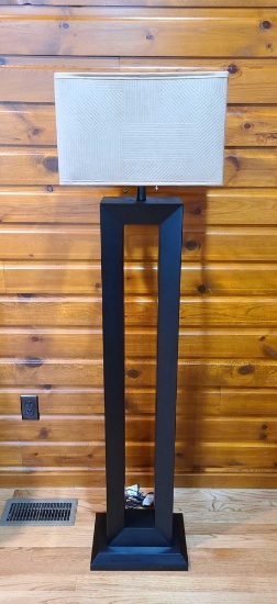 Modern floor lamp in great condition.