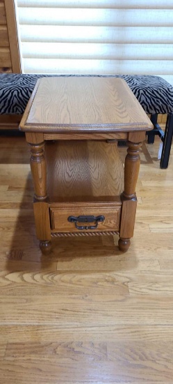 Hardwood oak end table in excellent condition. Measures approximately 27 in deep, 17 in wide and 23