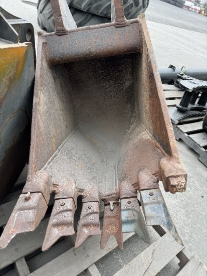 16' DITCH DIGGING BUCKET OFF NH