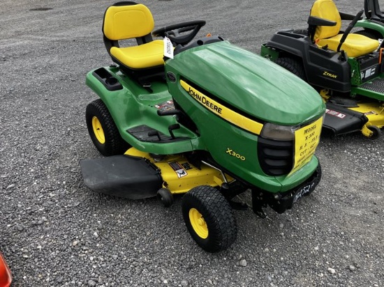 2011 JD X300 #185689 LAWN MOWER