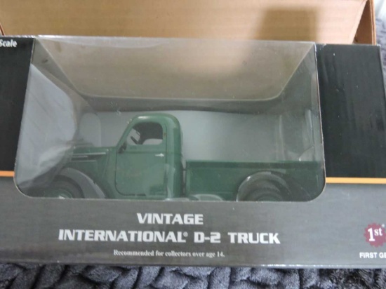 VINTAGE 1938 IH D-2 GREEN TRUCK - TOY