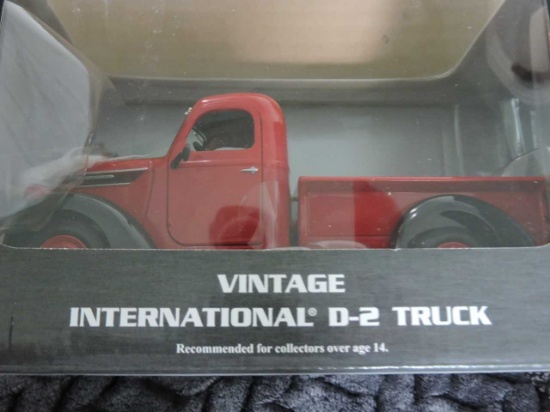 VINTAGE 1938 IH D-2 RED TRUCK - TOY