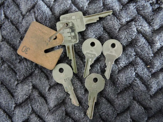 ASSORTMENT OF KEYS
