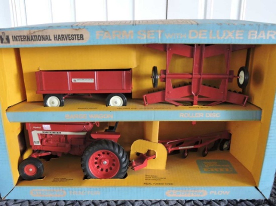 BLUE BOX FARM SET W/DELUXE BARN - TOY