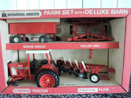 RED BOX FARM SET W/DELUXE BARN - TOY