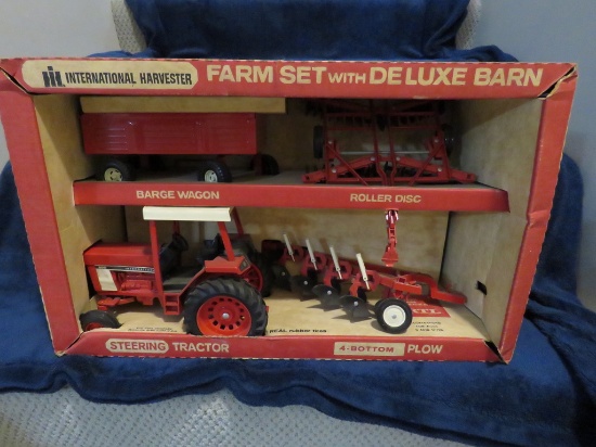 Red 86 Series Farm Set w/Deluxe barn - toy