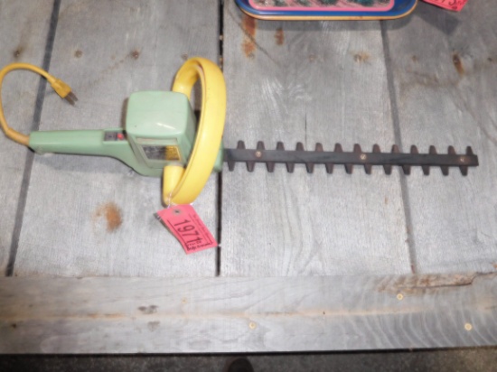 GREEN IH HEDGETRIMMER