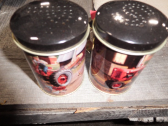 SALT & PEPPER SHAKER SET (BLACK)