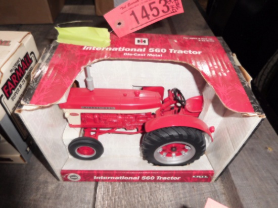 ERTL FARMALL 560 TRACTOR - TOY