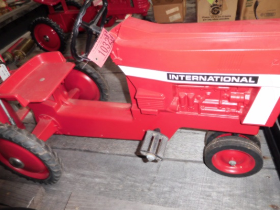 ERTL IH 404 PEDAL TRACTOR