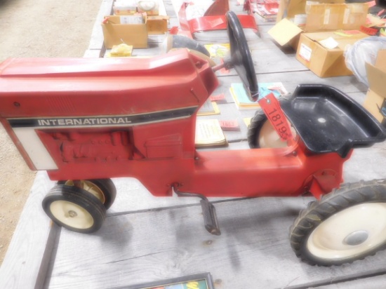 RED IH TOY PEDAL TRACTOR
