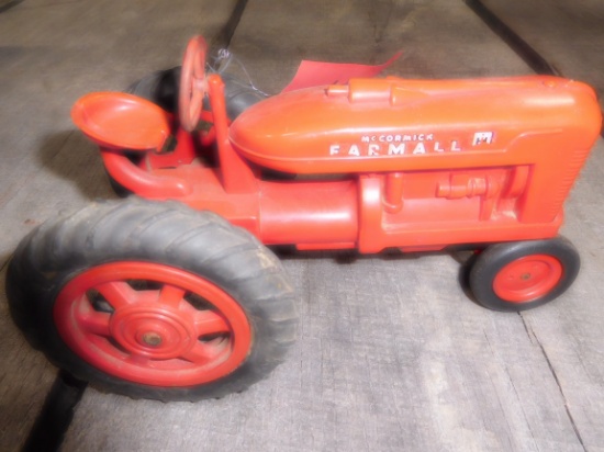 PLASTIC IH TOY TRACTOR