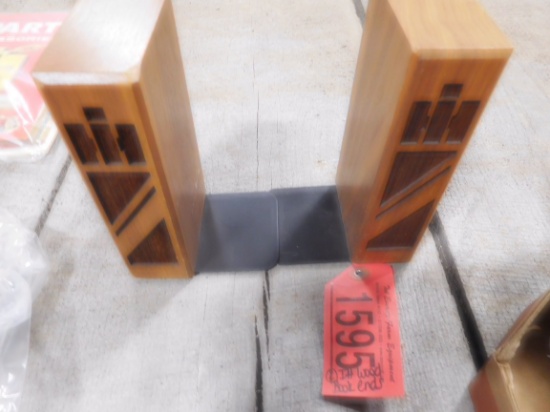 (2) IH WOOD BOOK-ENDS
