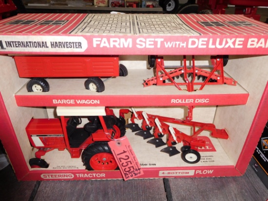 Red 86 Series Farm Set w/Deluxe barn - toy