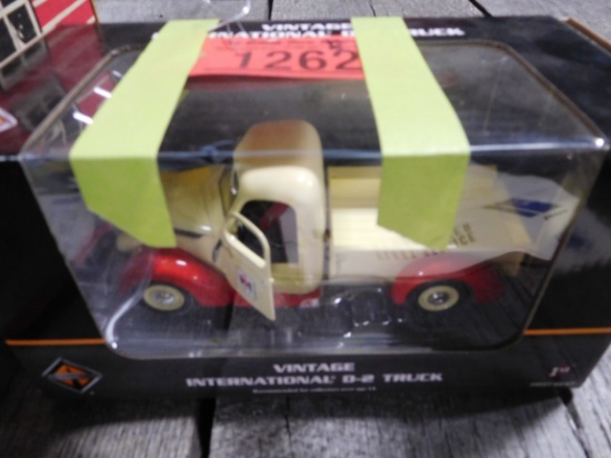 D2 Red & white 1:25 scale toy pickup NIB