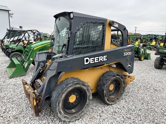 2011 JD 320D SKIDSTEER