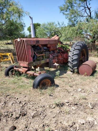 International 806 Tractor