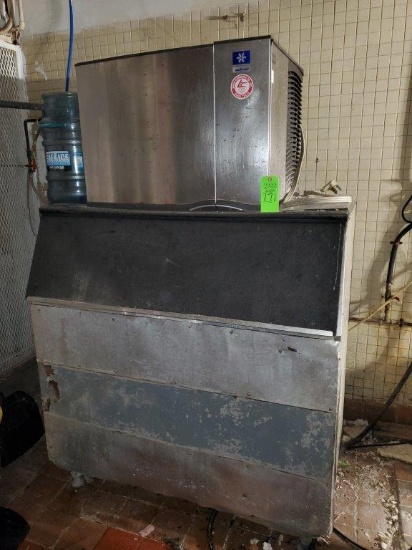 Manitowoc Ice Maker with Bin