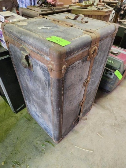 Vintage Cushion Top Wardrobe Steamer Truck 2'x3'