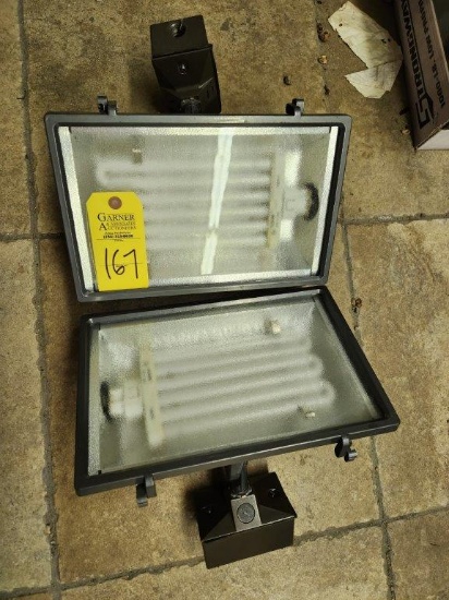 2 Floodlights