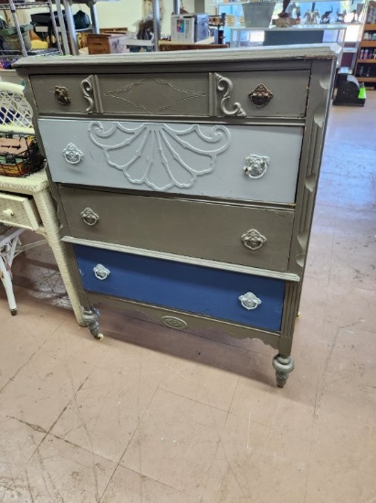 Chest of Drawers - On Casters , Missing 1 Caster
