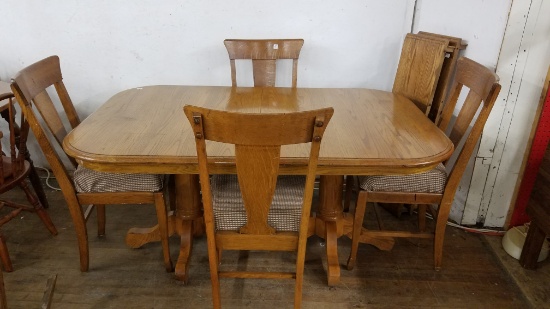 OAK DINING ROOM TABLE W/ 4 OAK CHAIRS AND 2 TABLE LEAVES