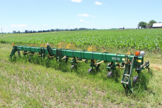 JD 825 8 Row 30" Cultivator