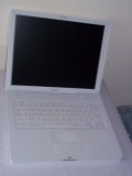 Apple iBook G4 Laptop Computer White Works Well Needs Charged