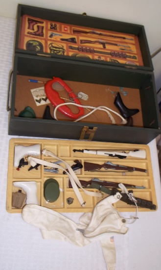 Vintage 1966 Hasbro G.I. Joe Foot Locker Case w/ Insert Tray Accessories Guns Boots Hats