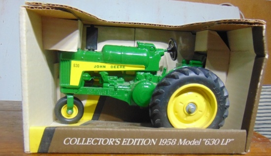 John Deere 1958 MODEL 630 LP, Propane Toy Tractor, NIB, 1/16 Scale