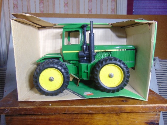 John Deere 4WD Toy Tractor, NIB, 1/16 Scale