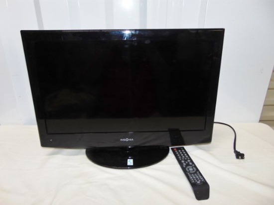 24" Insignia Flat Screen Color Televison W/ Built In D V D Player & Remote Control