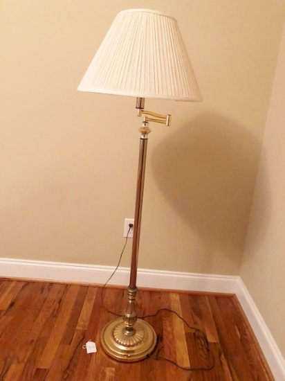 Brass Floor Lamp With Extension Arm In Excellent Condition ( Local Pick Up Only )