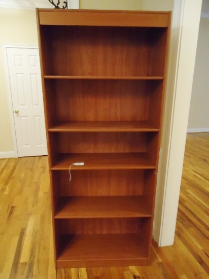 Tall Bookcase With 5 Shelfs Excellent Condition ( Local Pick Up Only )