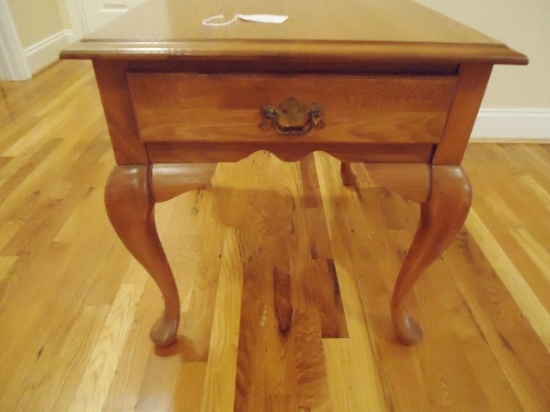 Beautiful Solid Wood Oak End Table With Drawer With Turned Legs ( Local Pick Up Only )