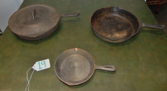 3 Cast Iron Skillets & A Lid Including A Wagner Ware