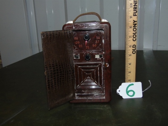 Vtg 1947 Tom Thumb Novelty Portable A C / D C Tube Am Radio