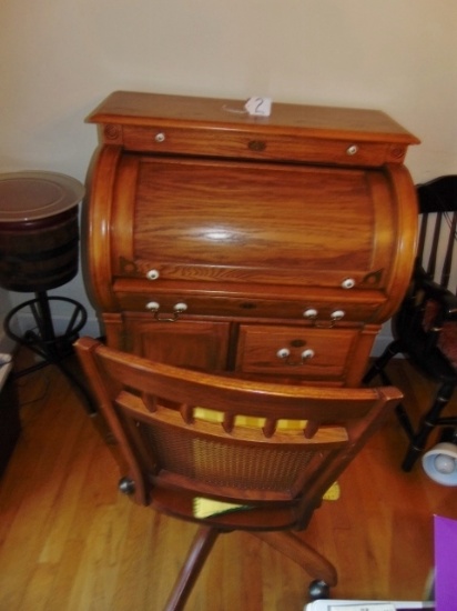 Beautful Tiger Oak Roll Top Desk W/ Key & Matching Chair(Local Pick Up Only )