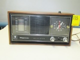Vtg Magnavox A M / F M Clock Radio