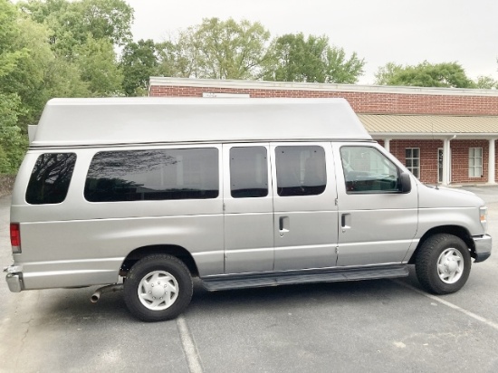 2011 Ford E-350 Econoline Fully Loaded Handicap Van (Local Pick Up Only)