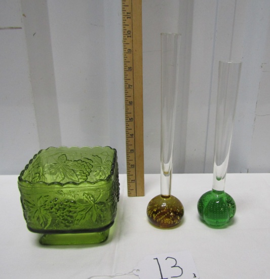Vtg Avocado Green Candy Dish And 2 Art Glass Bud Vases