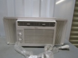 Midea 5000 B T U / H Air Conditioning Window Unit (LOCAL PICK UP ONLY)