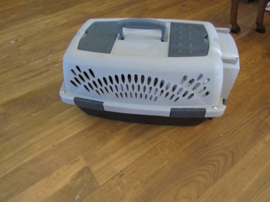 Hard Plastic Small Animal Crate (LOCAL PICK UP ONLY)
