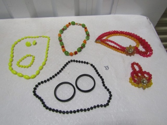 Vtg Beaded Jewelry Lot: Necklaces, Bracelets And Earrings